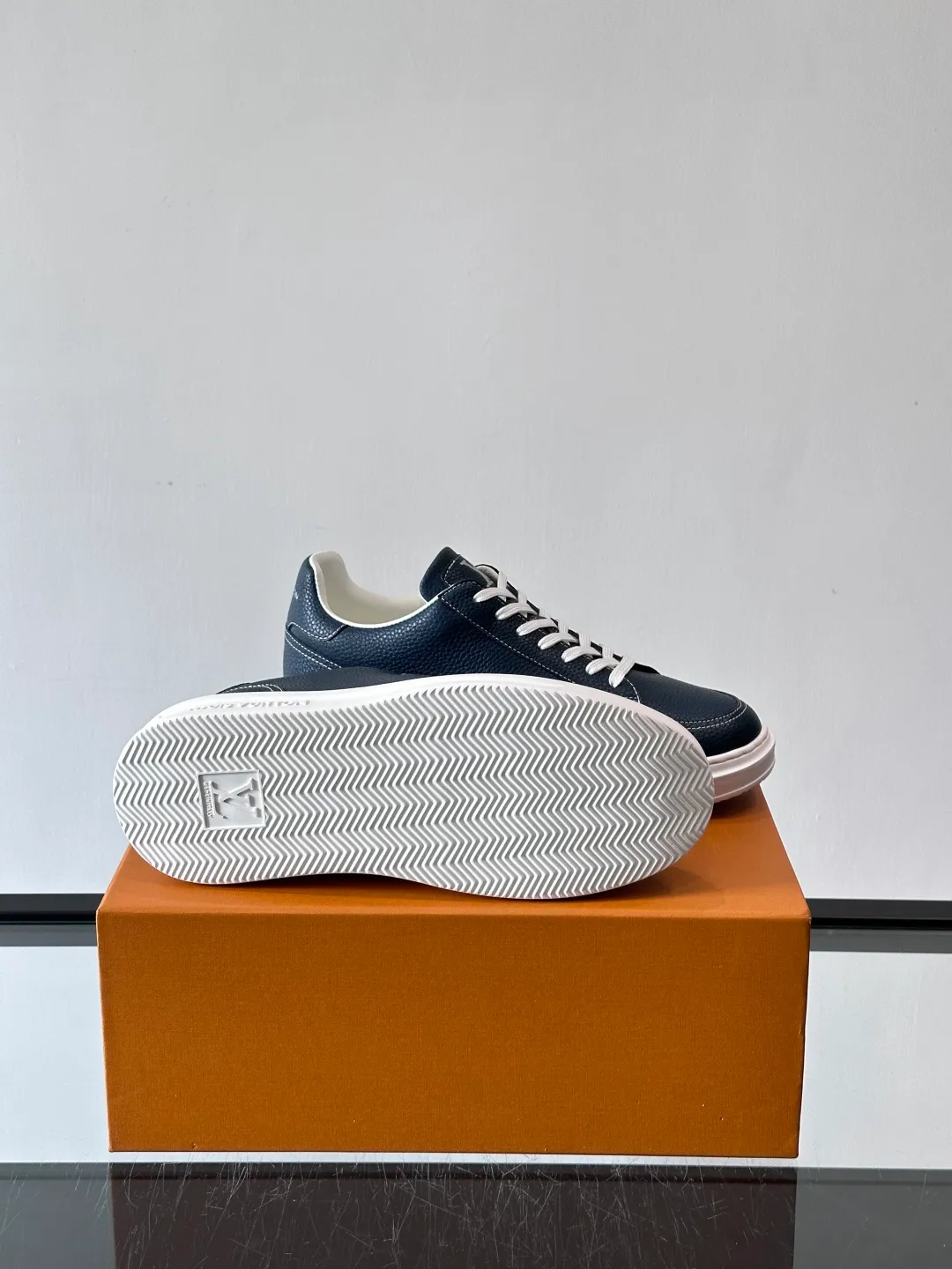 Men's men's shoes 💰p380 "＊OUIS ＊UITTO＊" casual sneakers, made of high-quality cowhide grain leather, with black laces, simple and high-end! LV Logo + classic Monogram lines on the side of the shoe, full of details✨. The rubber soles are wear-resistant and have strong traction, making them suitable for daily commuting and leisure. The shoe last fits the shape of the foot, making it comfortable to wear and not tiring after long walks. It is extremely versatile and can be easily worn with jeans or casual pants. It is a must-have item for men's fashion! 🖤 ​​size：38-44